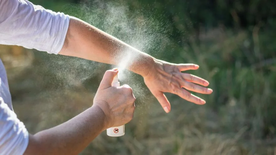 spray repellente antizanzare per proteggersi dalle punture in viaggio