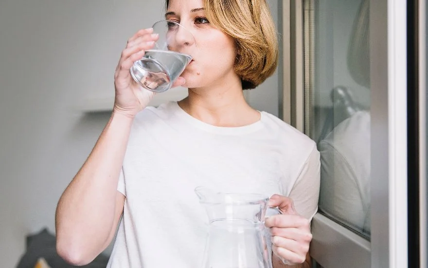 rimedi gambe gonfie estate bere acqua
