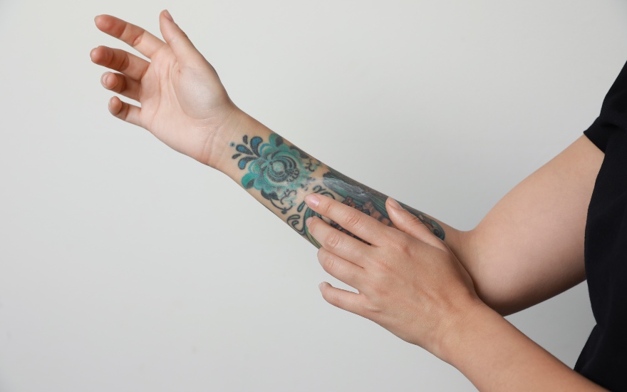 ragazza spalma strato sottile di crema tatuaggi
