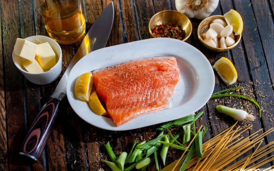 cibi ricchi di collagene come il salmone