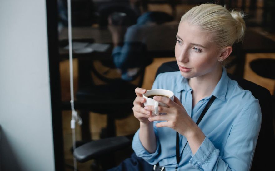 donna prende una pausa per aumentare la concentrazione