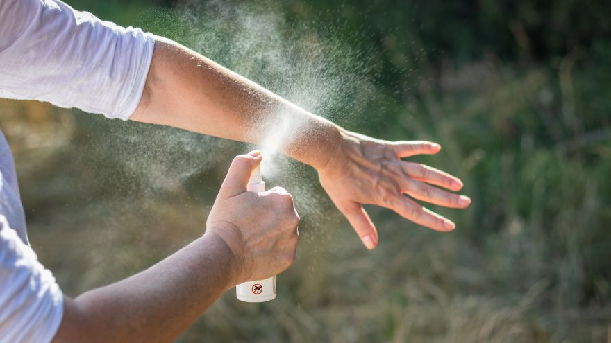 spray repellente antizanzare per proteggersi dalle punture in viaggio